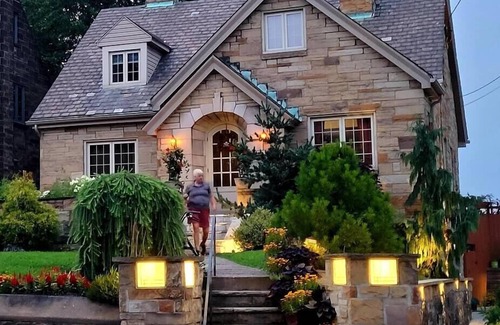 Brighton Heights House | *LUSH RETREAT*HotTub-Fire Pit-PetFriendly-Koi Pond