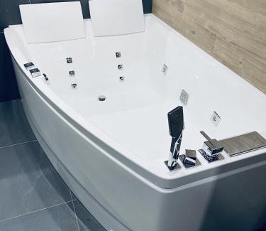 Dnipro Apartment | LUX с джакузи RIVER PARK (дуэт)
