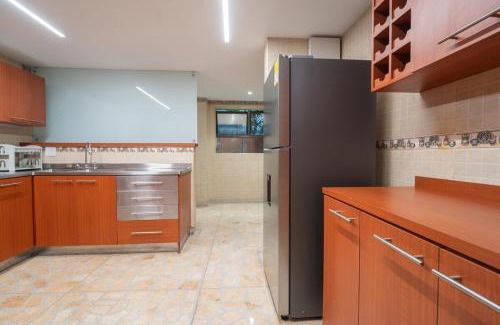 Las Lomas I Apartment | Lux Lleras l Daily Cleaning l AC l Visitrs Allowed