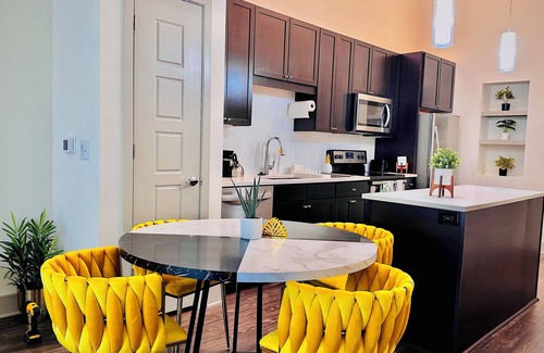 Frisco Apartment | Lux Modern Apartment with Pool View & Prime Location in vibrant Frisco