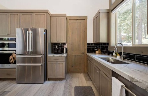 Carnelian Bay Ski Chalet | Lux Retreat 4BD/3.5B North Lake Tahoe w/Hot Tub