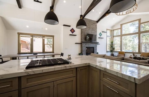 Carnelian Bay Ski Chalet | Lux Retreat 4BD/3.5B North Lake Tahoe w/Hot Tub