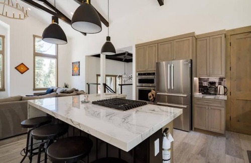 Carnelian Bay Ski Chalet | Lux Retreat 4BD/3.5B North Lake Tahoe w/Hot Tub