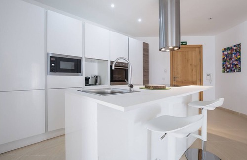 Għadira Apartment | Lux Seaview Pool-Hosted by Sweetstay