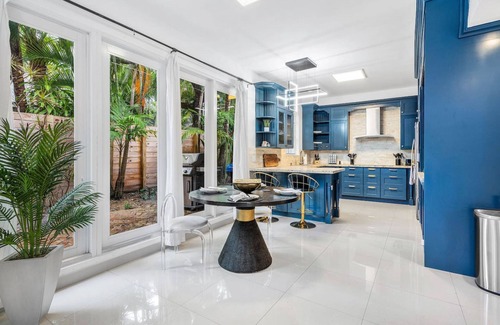 Victoria Park House | Luxe 5BR 4BA Heated Pool 10 Min to Beach BBQ