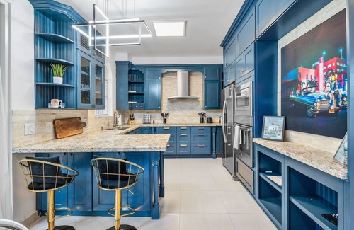 Victoria Park House | Luxe 5BR 4BA Heated Pool 10 Min to Beach BBQ