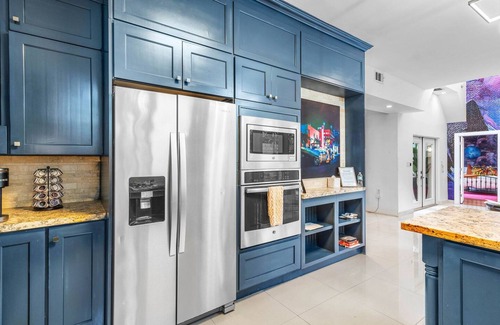 Victoria Park House | Luxe 5BR 4BA Heated Pool 10 Min to Beach BBQ