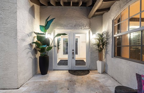 Victoria Park House | Luxe 5BR 4BA Heated Pool 10 Min to Beach BBQ