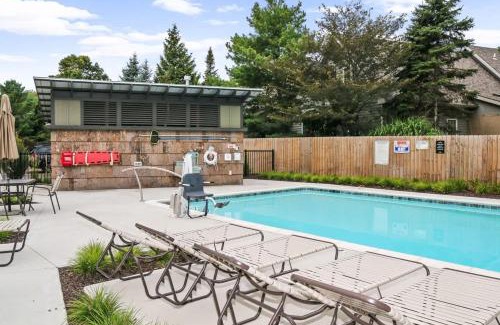 Union Pier House | Luxe by the Lake - Pool Access