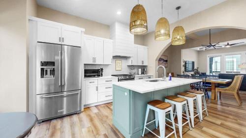 Union Pier House | Luxe by the Lake - Pool Access