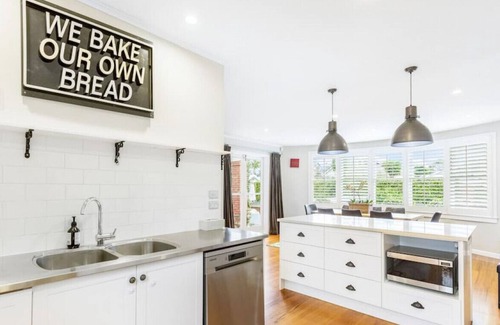 Devonport House | Luxe Devonport Home Mins To Beach | Spa & Netflix