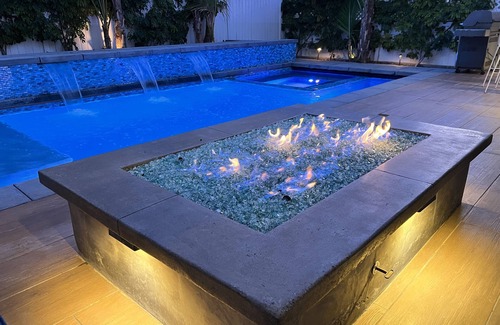 The Strand House | LUXE HOME; pool, hot tub, fire pit, huge 4BR/3.5BTH, very close to BCH & DT MB