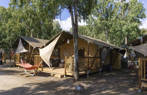 Fertilia Ski Chalet | Luxe Sanitary 5 pers. Villatent in Sardinia with Spray Park and Near at Beach