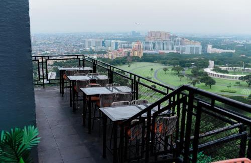 Bonifacio Global City Apartment | Luxe Suite at BCCT - BGC's Prime Studio - Gym, Infinity Pool with breathtaking skyline view