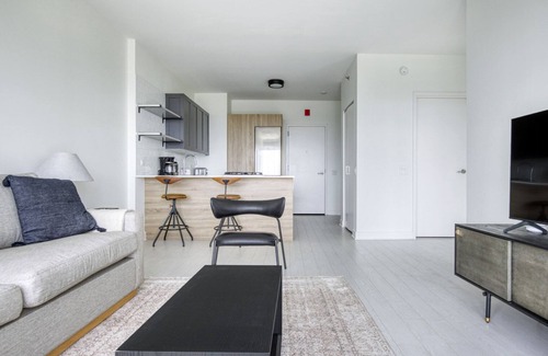 West Loop Apartment | Luxe West Loop Studio w/Gym, Pool, Coworking, walk to UIC, by Blueground