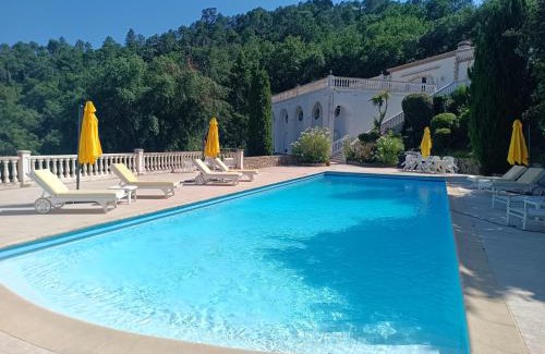 Saint-Raphael Apartment | LUXUEUX APPARTEMENT AVEC PISCINE VUE FEERIQUE SUR LA BAIE DE CANNES CALME