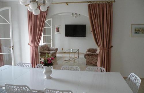 Saint-Raphael Apartment | LUXUEUX APPARTEMENT AVEC PISCINE VUE FEERIQUE SUR LA BAIE DE CANNES CALME