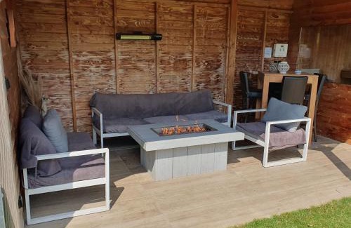 Stavenisse House | Luxuriöses Ferienhaus Mit Sauna Und Kamin Für 6 Personen Mit Großem Garten In Südlage