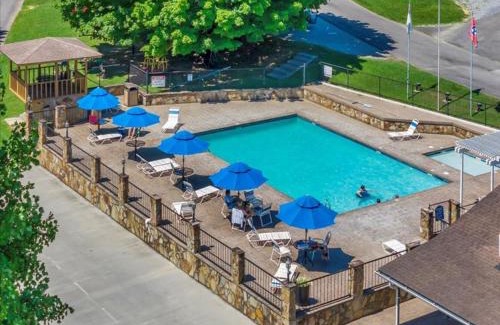 Gatlinburg - Pigeon Forge Ski Chalet | Luxurious 2BR Mountain Sanctuary Near Gatlinburg