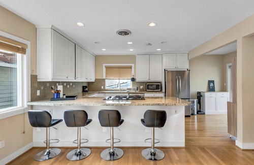Alki House | Luxurious 4 Story Home - Steps to Alki Beach