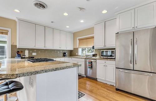 Alki House | Luxurious 4 Story Home - Steps to Alki Beach