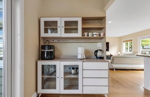 Alki House | Luxurious 4 Story Home - Steps to Alki Beach