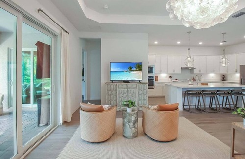 Venice House | Luxurious 4BR pool home in Wellen Park - Florida Sanctuary