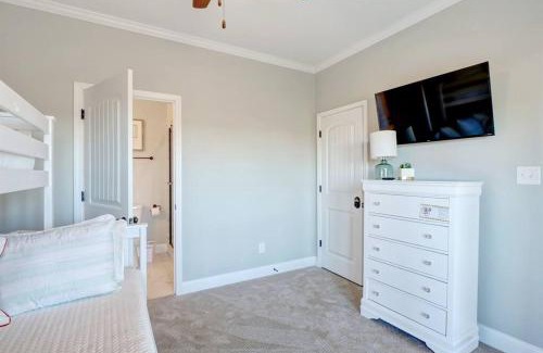 Sneads Ferry Villa | Luxurious 7BR Beach Home Ocean Views, Pool, Hot Tub