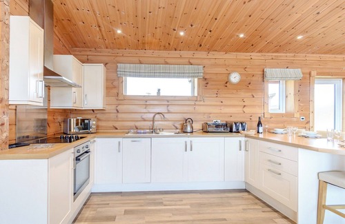 Hollym Ski Chalet | Luxurious and contemporary Finnish log lodge.