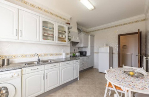 Albardeira Apartment | Luxurious apartment, sea view, pool, large gardens and tennis court