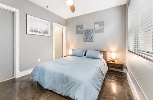 Roanoke Apartment | Luxurious & Cozy in the ♥ of Downtown ♛ Queen Bed