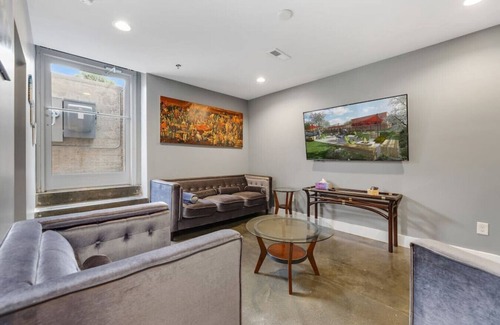 Roanoke Apartment | Luxurious & Cozy in the ♥ of Downtown ♛ Queen Bed