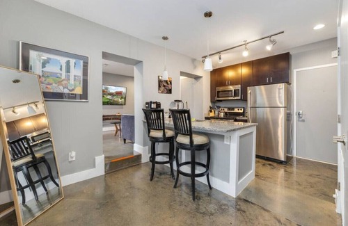 Roanoke Apartment | Luxurious & Cozy in the ♥ of Downtown ♛ Queen Bed