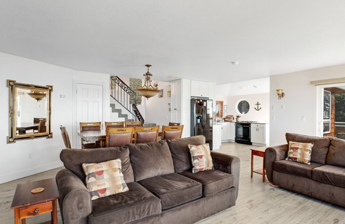 Roads End House | Luxurious dog-friendly home with hot tub and incredible ocean views