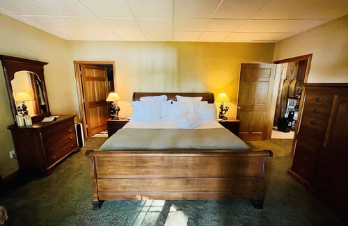 Lakeville Bed & Breakfast | Luxurious Lakefront Home