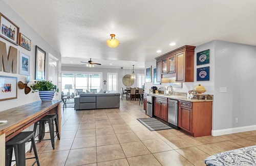 Auburndale House | Luxurious lakefront/pool home near theme parks in Florida