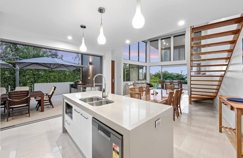 Bulimba House | Luxurious Living! Luxury 3-Bedroom in Prime Location! with Pool in Balmoral