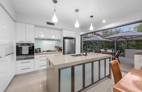 Bulimba House | Luxurious Living! Luxury 3-Bedroom in Prime Location! with Pool in Balmoral