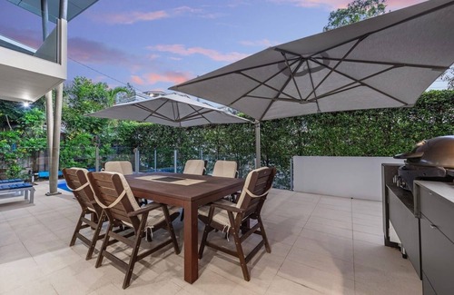 Bulimba House | Luxurious Living! Luxury 3-Bedroom in Prime Location! with Pool in Balmoral