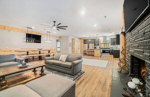 Lewiston Hotel | Luxurious Lodge w/4-lane bowling ally, great location next to lakes & trails