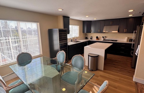 San Diego Villa | Luxurious Mansion with 5 bedrooms, FREE Heated Pool & SPA, Central Location