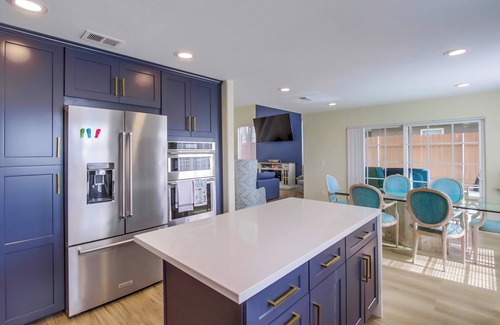 San Diego Villa | Luxurious Mansion with 5 bedrooms, FREE Heated Pool & SPA, Central Location