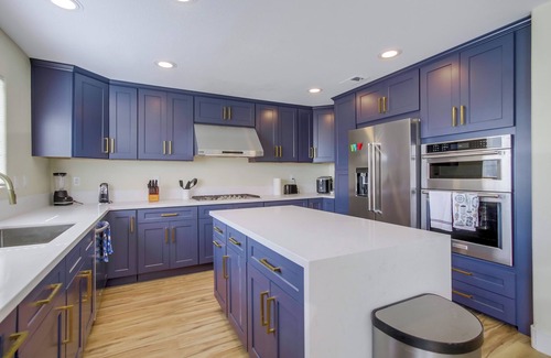 San Diego Villa | Luxurious Mansion with 5 bedrooms, FREE Heated Pool & SPA, Central Location