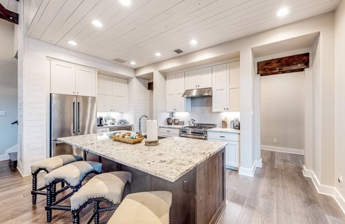 Spicewood Villa | Luxurious villa with outdoor TV lounge, kitchen & alfresco dining space