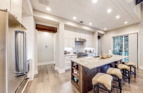 Spicewood Villa | Luxurious villa with outdoor TV lounge, kitchen & alfresco dining space