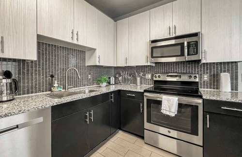 Uptown Apartment | Luxury 1BD | Uptown | Sleeps 4 | Free Parking