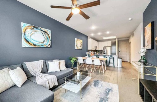 Uptown Apartment | Luxury 1BD | Uptown | Sleeps 4 | Free Parking