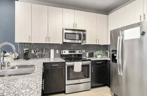 Uptown Apartment | Luxury 1BD | Uptown | Sleeps 4 | Free Parking