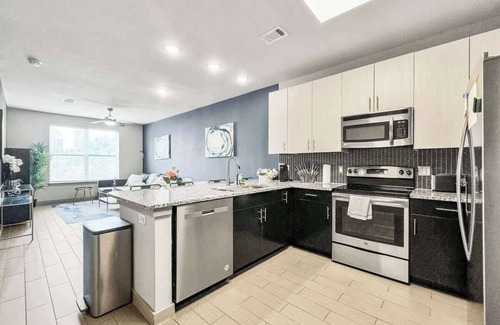 Uptown Apartment | Luxury 1BD | Uptown | Sleeps 4 | Free Parking
