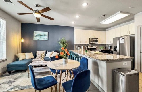 Uptown Apartment | Luxury 1BD | Uptown | Sleeps 4 | Free Parking